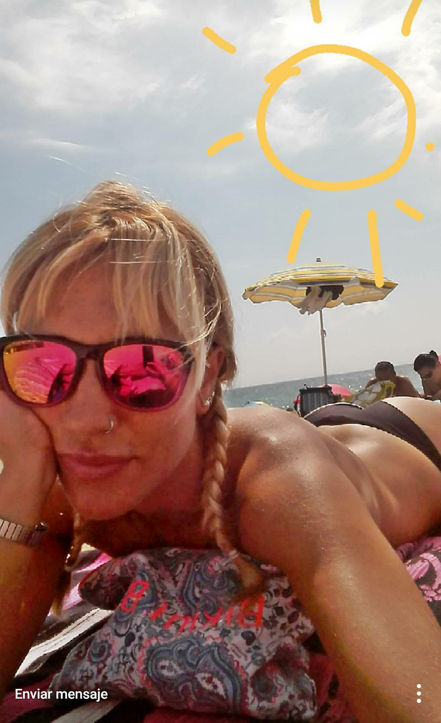 P en la playa de barcelona