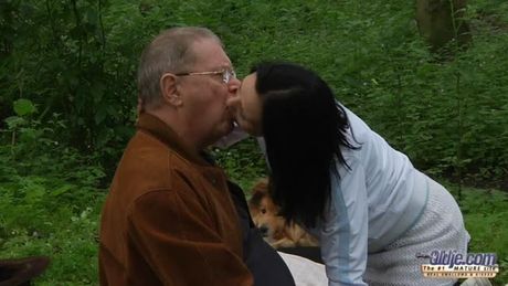 Skinny brunette babe gets fucked by oldje outdoor!