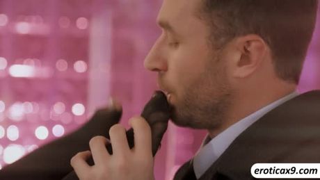 Sexy blonde babe Lana Rhoades likes erotic foreplay