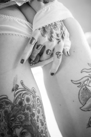 Tattoed chick fingering