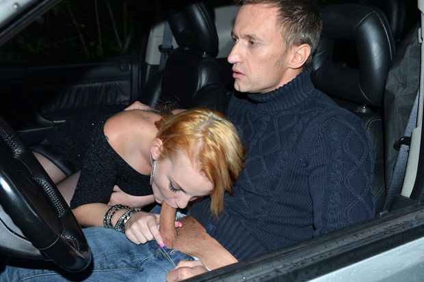 Jolie blonde qui suce son mec