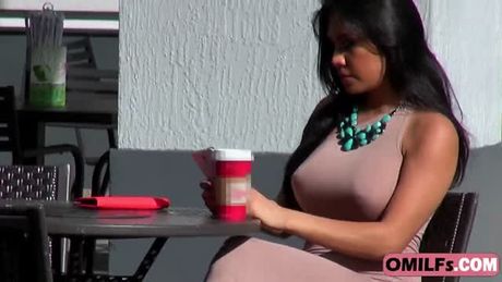 How to pick up beautiful MILF at the coffee shop