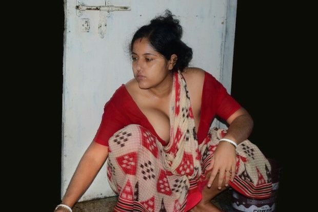 Mallu Serial Maid Hot Navel Show in Saree