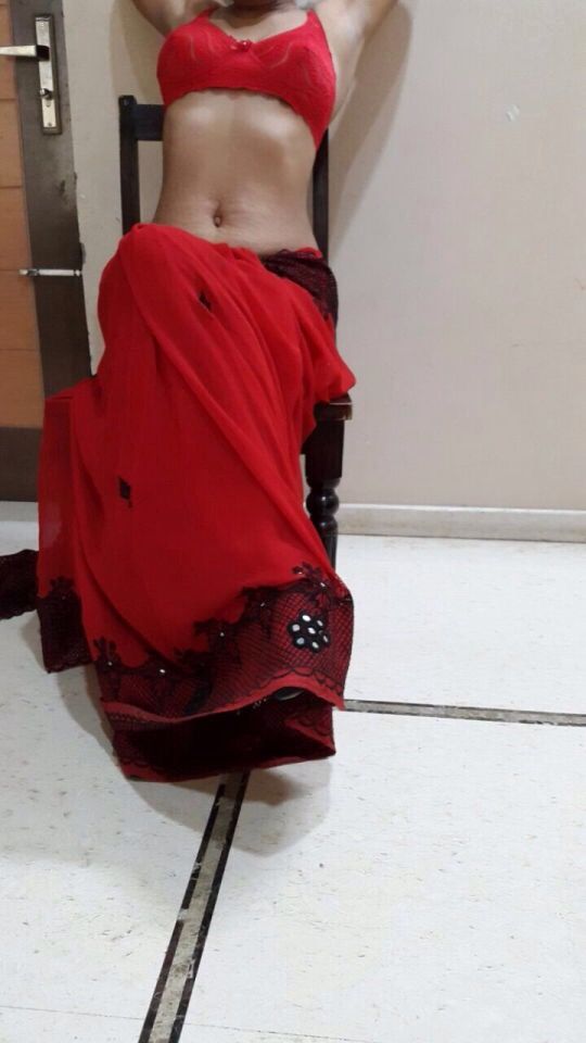 Malayalam mallu maid exposing her boobs in saree