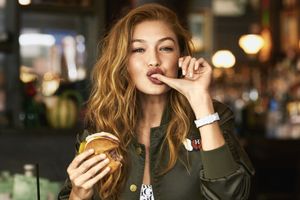 Gigi Hadid eating burger