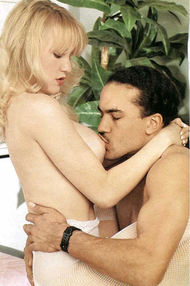 Alicyn Sterling in vintage three way Sex Scene