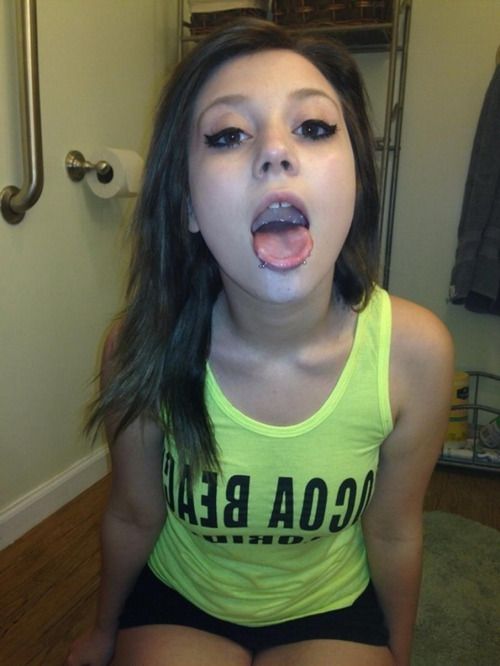 Cute amateur girlfriend waiting for cumshot in mouth