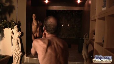 Hot teen Anita Berlusconi rides oldje's dick like crazy!