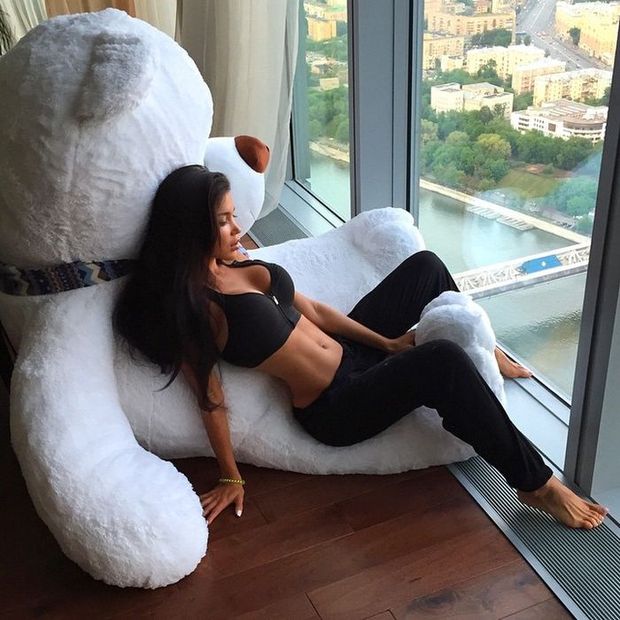 feet03140807 Sexy Brunette with Teddy Bear