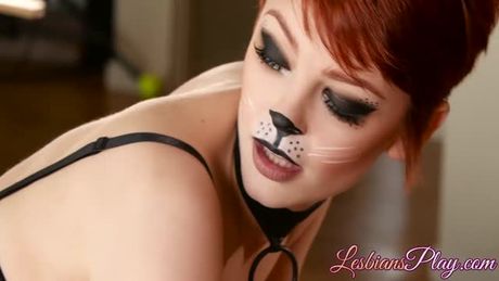 Thrilling threesome with lesbiens who use a toy as foreplay