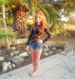 Tits and teeth and perfect posture! The perfect chick