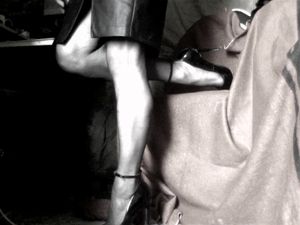 Jupe cuir et talons hauts