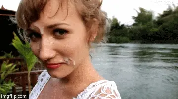 Sie liebt es, sich mit Sahne im Gesicht zu zeigen