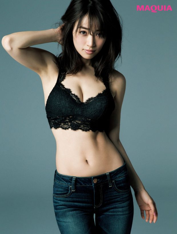 Black laced bra and jeans