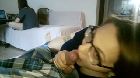 POMPINO CON INGOIO MENTRE LA SORELLA GUARDA IL TRONO DI SPAD