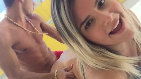 Thayane Brook fell on the net fucking On top of the hood boyfriend's car