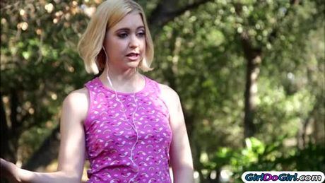 Chloe Couture lick runaway Kristen Scott