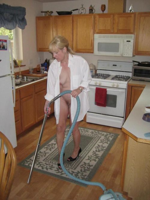 Naked mom is cleaning the kitchen