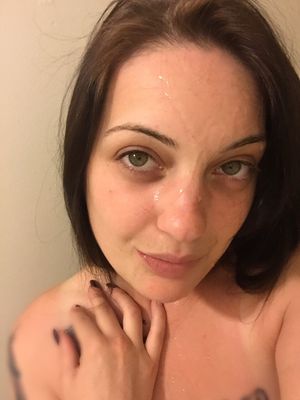 Sexy brunette cumshot