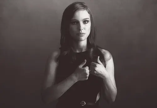 Natalie Portman - Drawing An Outline...Kiss Here!