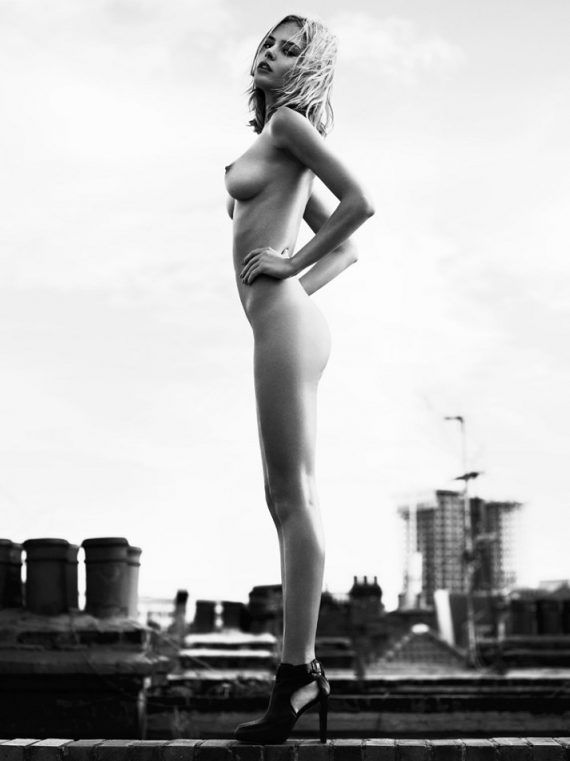 Fille Nue avec de jolies fesses