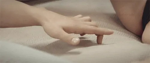 fingers comming closer