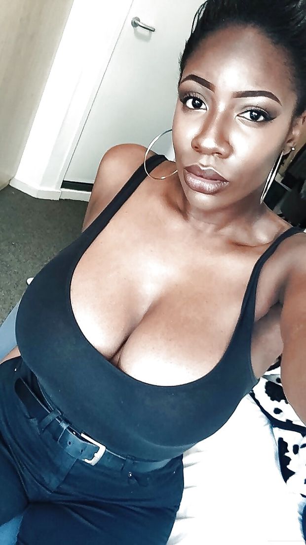 Sex ebony cleave in low cut top