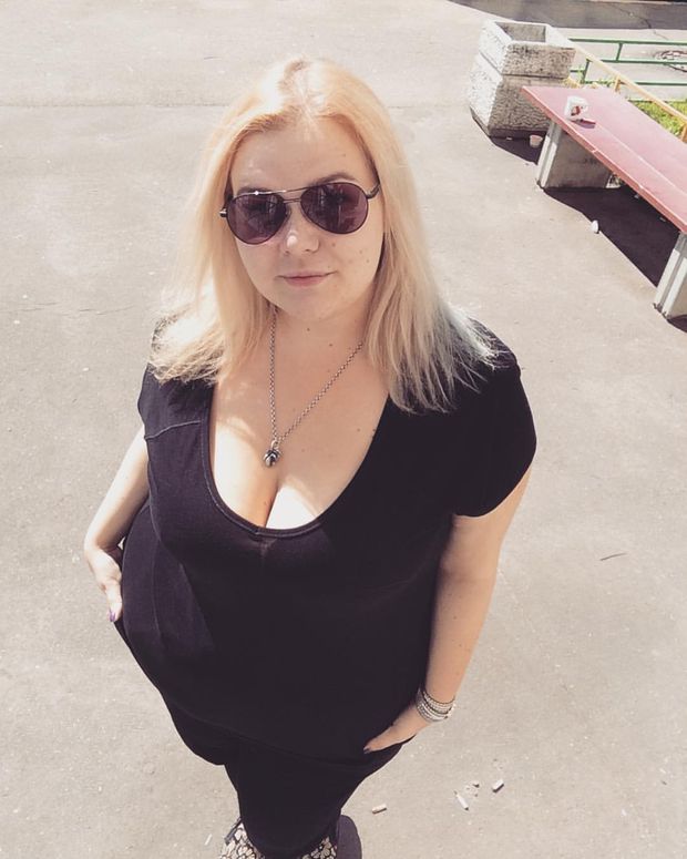 dressed bbw blonde in sunglasses