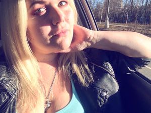 pretty bbw dressed in car