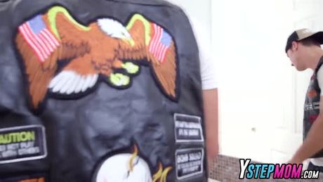 Arabian stepmom and stepdaughter Julianna Vega and Mia Khalifa caught in threesome