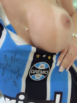 Brenda Paz acompanhante de luxo enviando nudes do motel para matar a galera de vontade de comer essa gostosa! Ela pede para segui-la nas redes sociais não cheguei a verificar, mas pode ser possivel que consiga mais alguns nudes dessa delicia por la…
