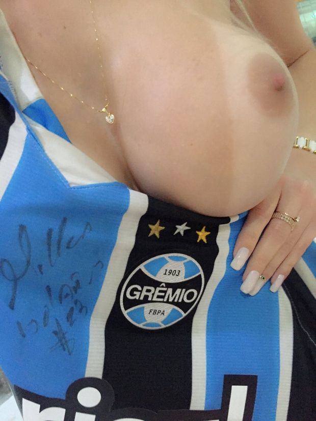 Brenda Paz acompanhante de luxo enviando nudes do motel para matar a galera de vontade de comer essa gostosa! Ela pede para segui-la nas redes sociais não cheguei a verificar, mas pode ser possivel que consiga mais alguns nudes dessa delicia por la&#8230;