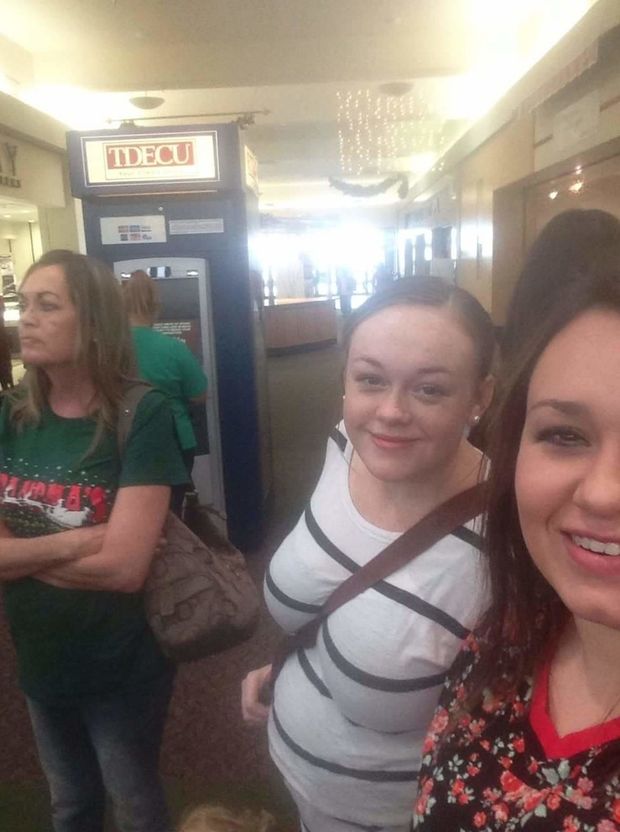 Chelsea Pregnant in Public