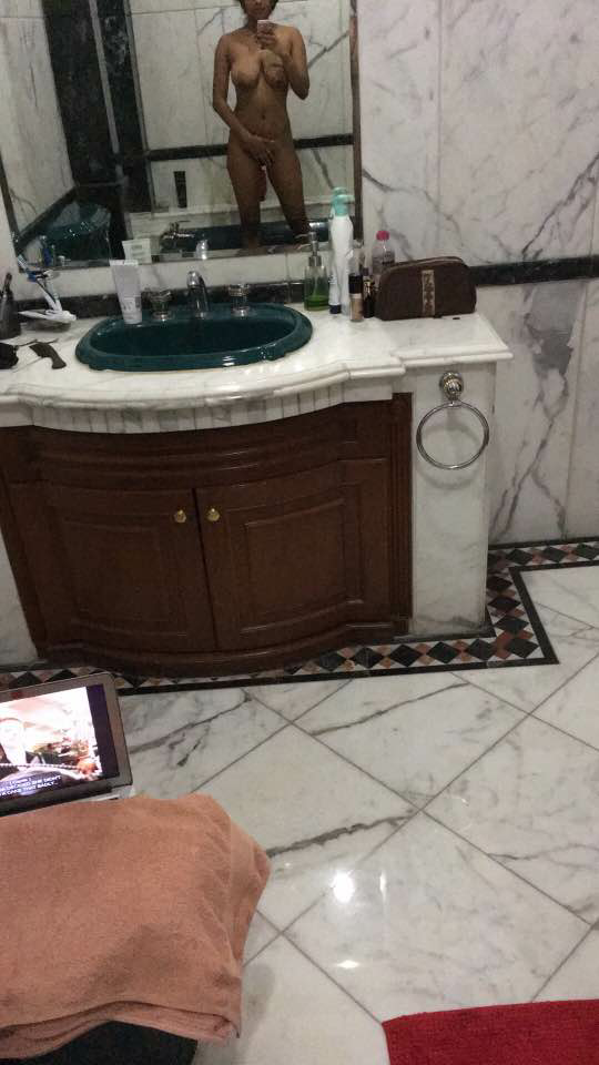 Amateur Indian teen in sexting bathroom pic
