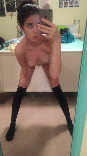 Hot mirror sexting brunette with small tits