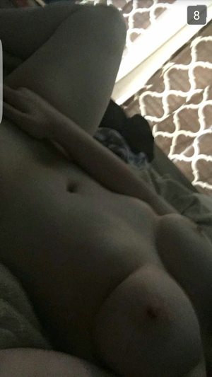 Hot sexting pic with big tits full body