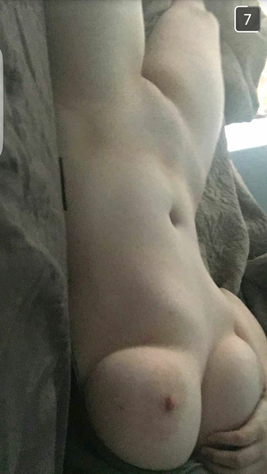 Hot sexting pic with big tits full body