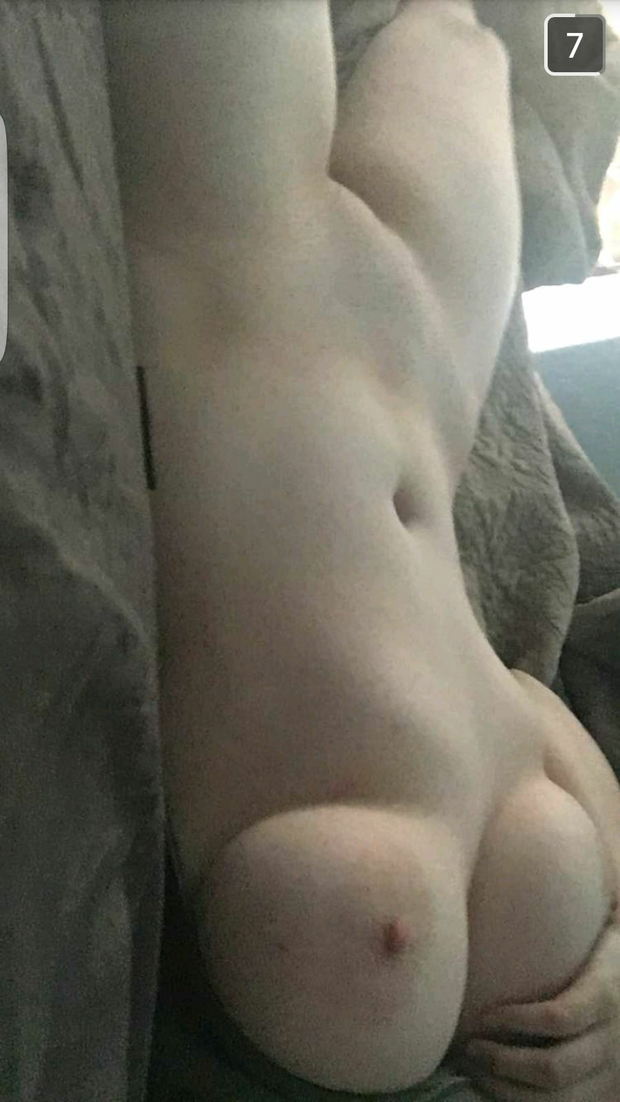 Hot sexting pic with big tits full body