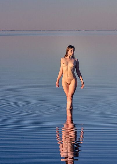 Beautiful picture naked with the water reflection.