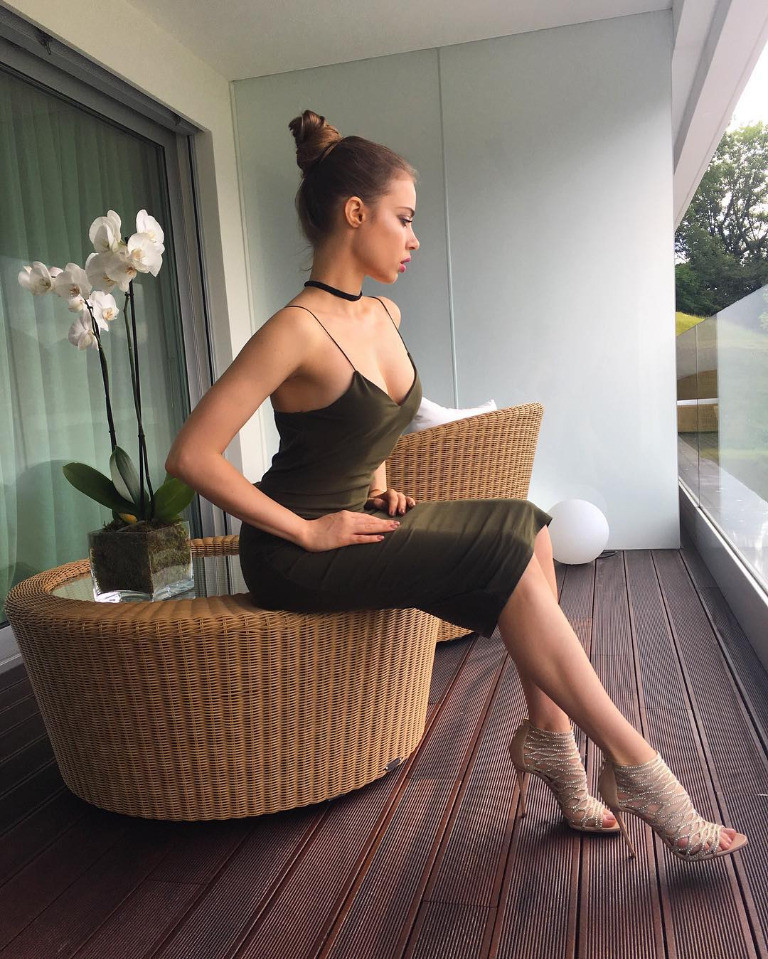 An impressive yet classy cleavage