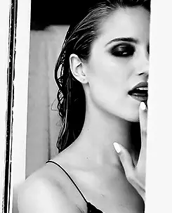 Dianna Agron -4/86 -5'5''- Savannah Babe...Wet Kissing!