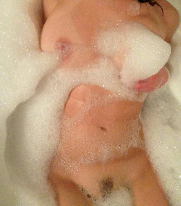 Hot mature in sexting bubble bath tub pic with hairy pussy