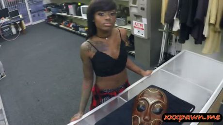 Black woman sells her stuff that turns to hard fucking