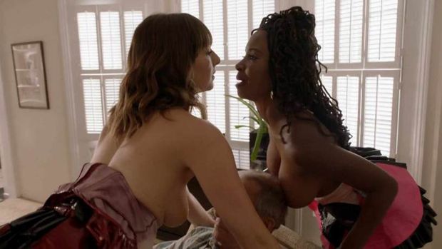 Isidora Goreshter y Shanola Hampton desnudas bailando y enseñando las tetas en Shameless