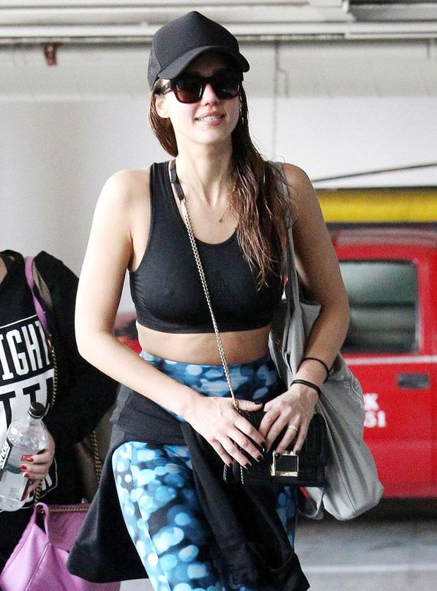 fotos de la famosa actriz estadounidense de tetas naturales Jessica Alba transparentando los pezones de sus pechos a la salida del gimnasio
