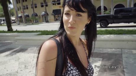 Risky public sex for an American beauty