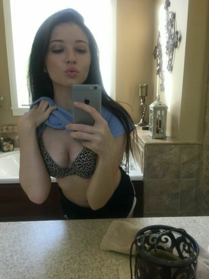 Hot teen sexting non nude teasing pic