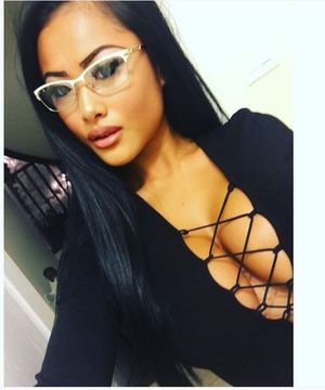 Hien Nguyen amazing asian cleavage