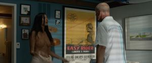 actrices desnudas y follando: La famosa modelo y actriz australiana Jessica Gomes enseña sus tetas naturales en una escena de sexo con Bruce Willis en Once Upon a Time in Venice