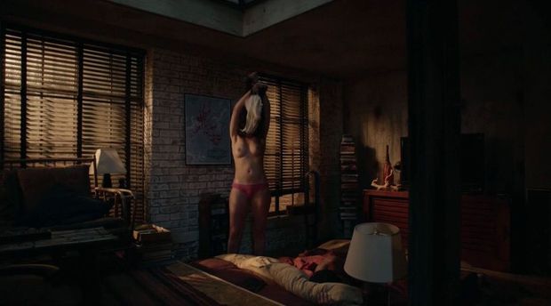 la famosa actriz norteamericana de bellas tetas naturales desnuda en una escena de sexo en Shamaless